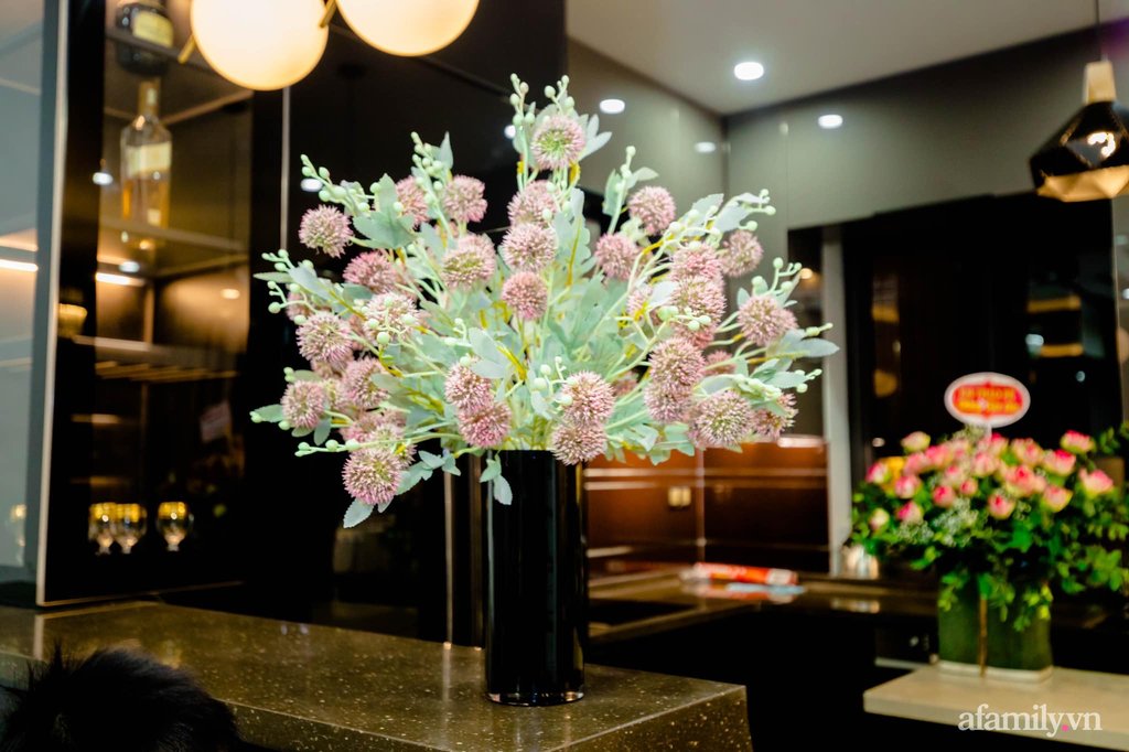 Chị Nhung yêu thích chế biến nhiều món ngon cho gia đình và cắm những bình hoa xinh xắn trang trí tổ ấm.