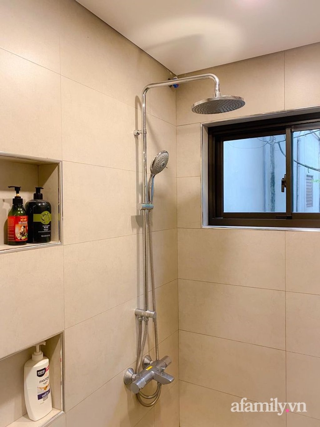 Không gian phòng tắm cực đơn giản với các hốc bố trí để lưu trữ rất thông minh. Ảnh: NVCC.
