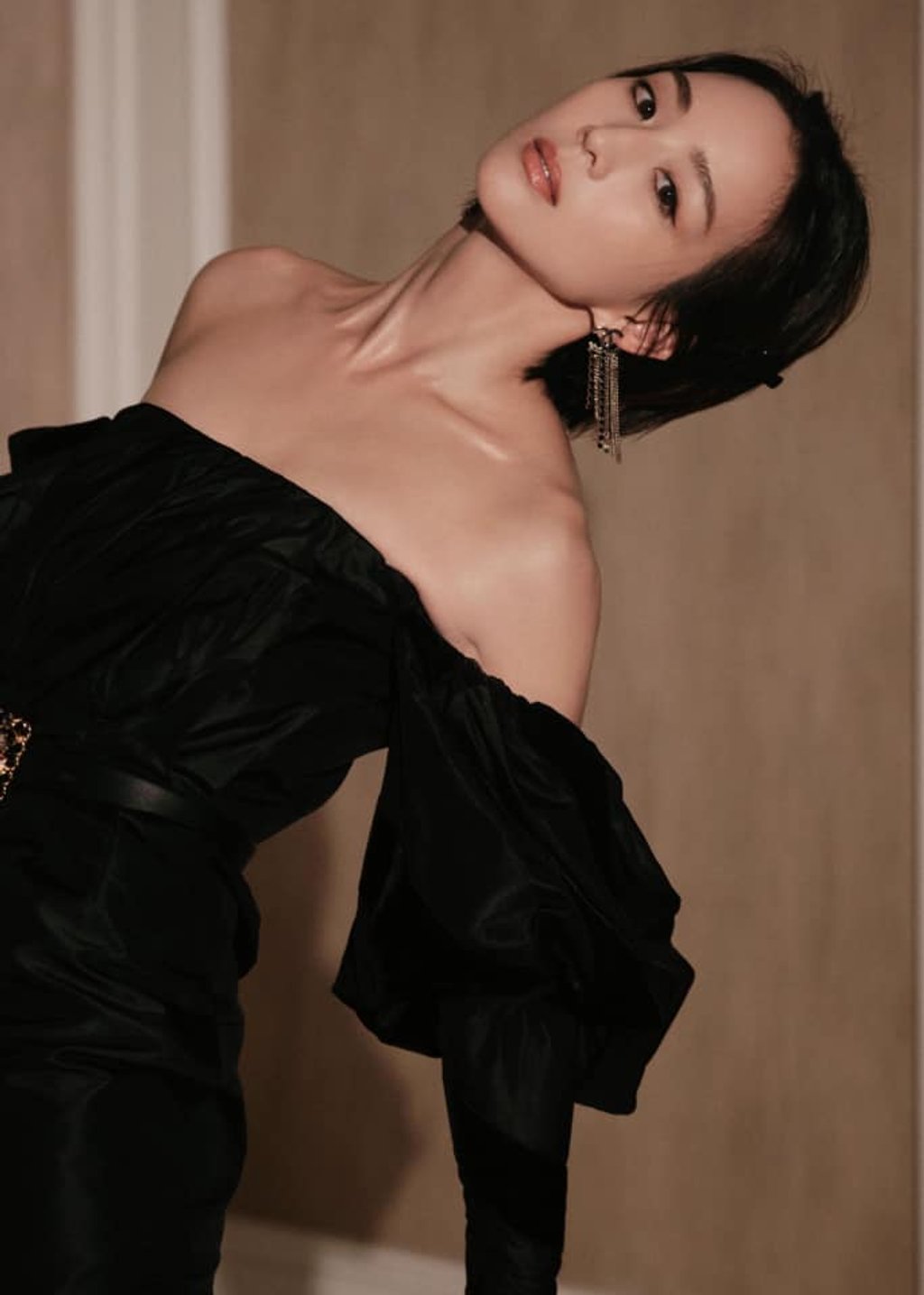 Trong thiết kế của Chanel, Trương Quân Ninh gợi cảm sang chảnh tột cùng. Bờ vai trần mềm mại, vóc dáng thon gọn ở tuổi 38, nhan sắc kiêu kỳ cá tính nhưng vẫn phảng phất nét tiểu thư đài các... tất cả đều khiến công chúng không thể rời mắt khỏi.