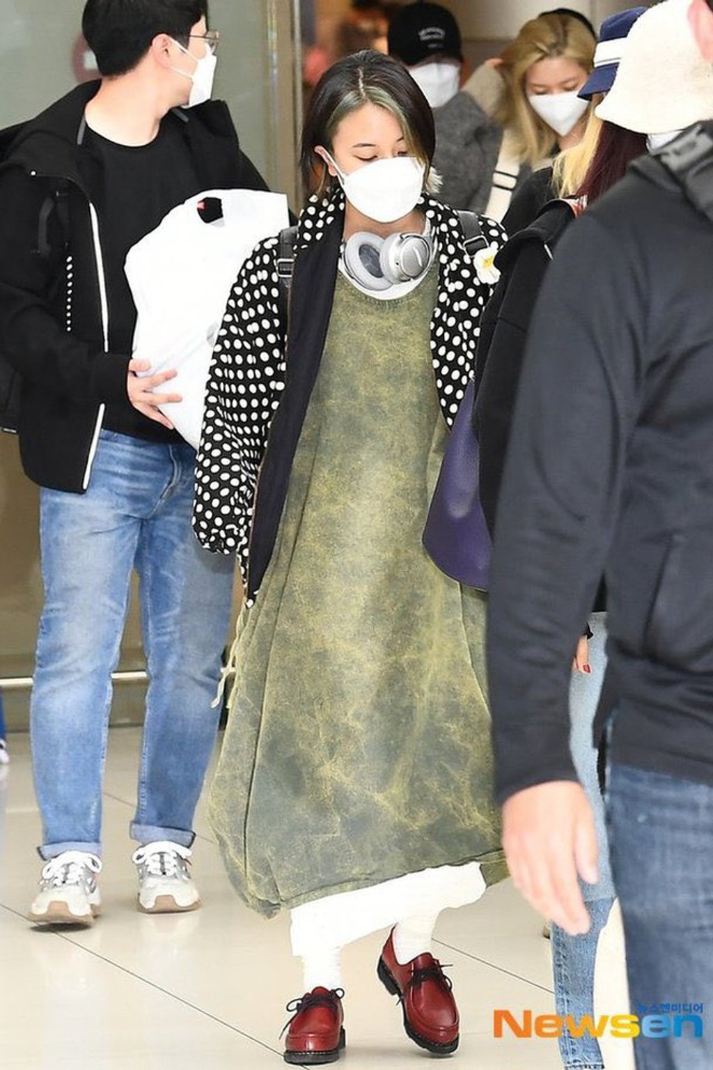 Không chỉ Tzuyu, Chaeyoung cũng là quả bom huỷ diệt thời trang đương đại khi liên tục ăn mặc theo kiểu khó hiểu ra sân bay