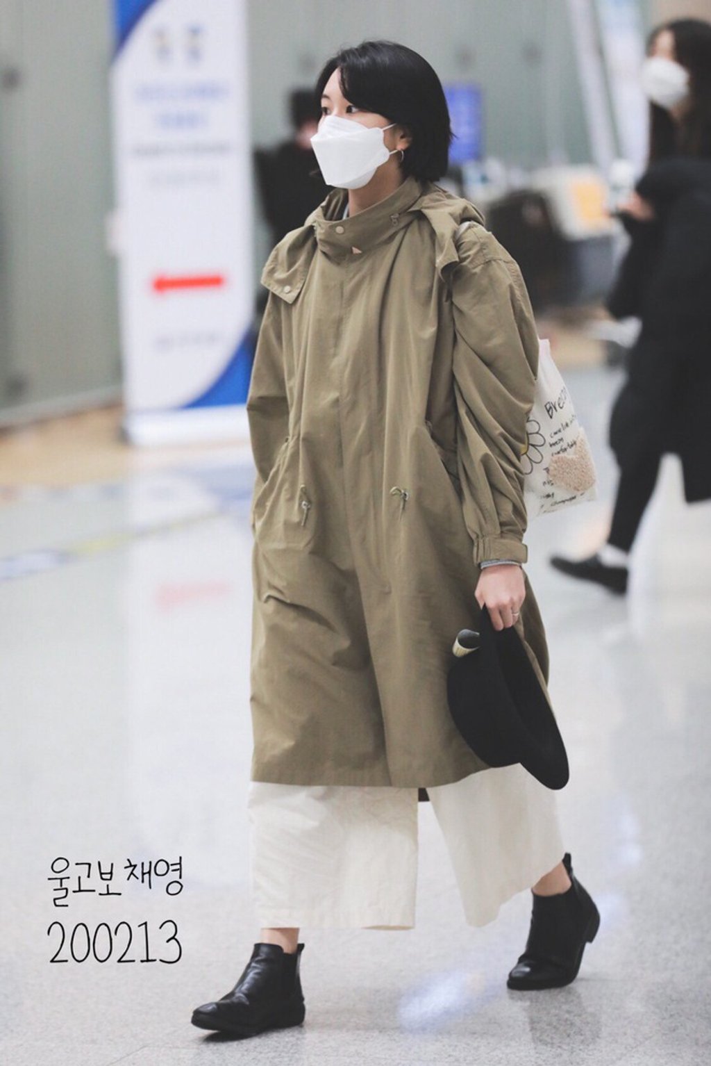 Không chỉ Tzuyu, Chaeyoung cũng là quả bom huỷ diệt thời trang đương đại khi liên tục ăn mặc theo kiểu khó hiểu ra sân bay
