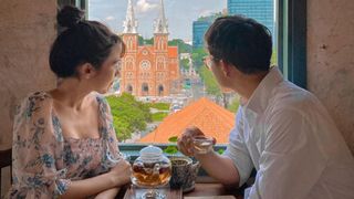 Quy định khắt khe của quán cà phê có ô cửa sổ hot nhất Sài Gòn hiện tại: Chỉ nhận khách đặt bàn từ trước, trên đường lên quán không được chạm, không được chụp ảnh!