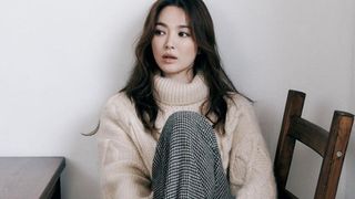 Chẳng cần phải gồng, Song Hye Kyo cứ diện tóc nâu môi nude "sương sương" là thành nữ hoàng nhan sắc