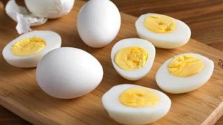 Quên cách luộc trứng cũ đi, luộc trứng bằng nồi chiên không dầu mới là "đỉnh cao"