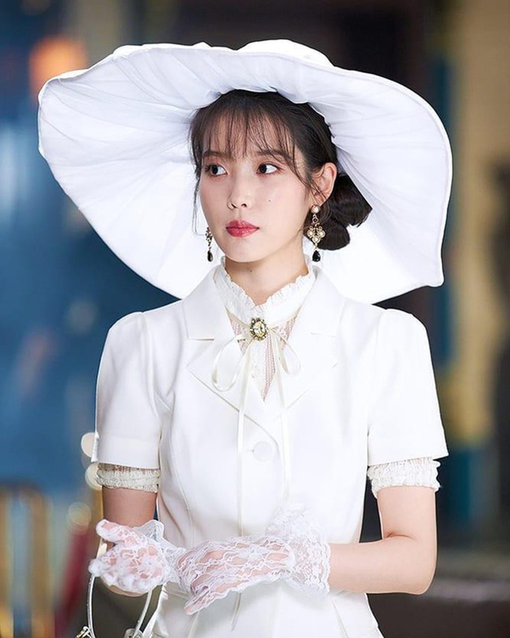 Trang phục hàng hiệu thời thượng giúp hình ảnh của Seo Ye Ji, IU trong phim thêm hoàn hảo, bắt mắt