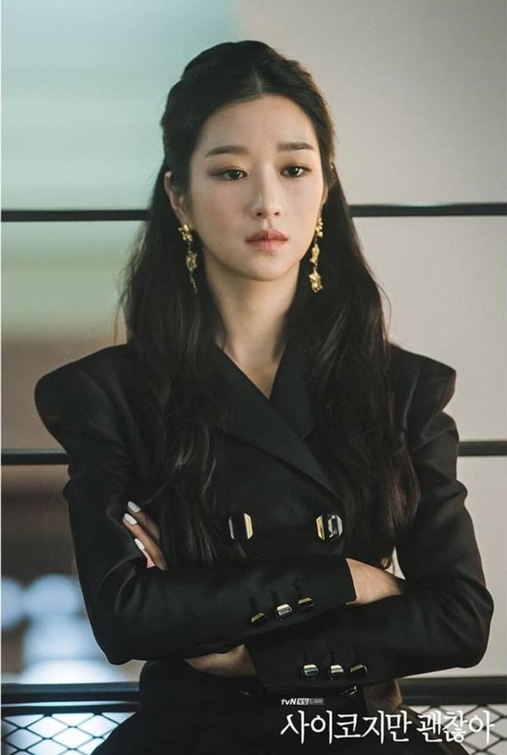 Trang phục hàng hiệu thời thượng giúp hình ảnh của Seo Ye Ji, IU trong phim thêm hoàn hảo, bắt mắt