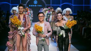 Sau 1 năm vắng bóng "đem chuông đi đánh xứ người", NTK Công Trí chính thức tái xuất mở màn Tuần lễ thời trang Quốc tế Việt Nam 2020