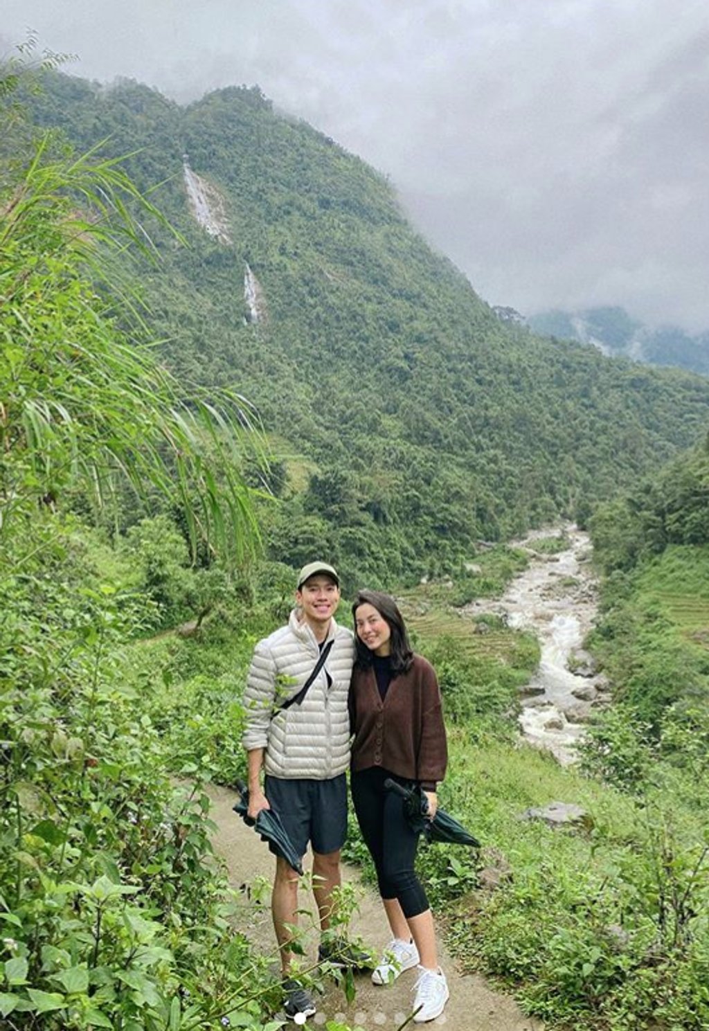 Cơ trưởng 9X nổi tiếng Nguyễn Quang Đạt và bạn gái Hà Trúc cũng vừa ghé thăm khu sinh thái cùng chỗ với Tiên Nguyễn.