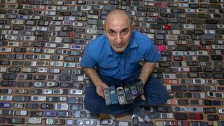 Choáng ngợp với bộ sưu tập điện thoại di động trong 20 năm của người đàn ông Thổ Nhĩ Kỳ