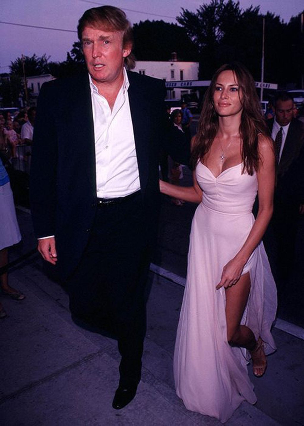Trong suốt thập niên 90, trang phục bà Melania Trump ưa thích nhất là đầm satin, voan và mọi chất liệu phô trương vòng 1 của mình. Nhưng cũng vì chịu khó khoe body mà bà mang tiếng chỉ là bóng hồng quanh quẩn bên đại gia, không có khí chất phu nhân gì
