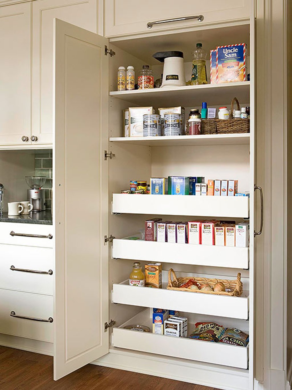 Ngày càng nhiều gia đình trang bị không gian lưu trữ đồ khô riêng cho một căn bếp ngăn nắp, khoa học. Bạn có thể lắp tủ đồ khô hoặc xây một căn phòng riêng, tuỳ nhu cầu và diện tích nhà ở.
