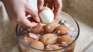 Chỉ cần thêm 1 nguyên liệu này vào nồi luộc trứng, chị em sẽ thấy được sự khác biệt vô cùng "mỹ mãn" khi lột vỏ thành phẩm!