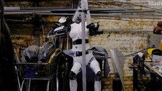Từ thú vui chế tạo robot thoát y, nam nghệ sĩ này giờ sáng tạo cả robot ăn xin hay robot say xỉn