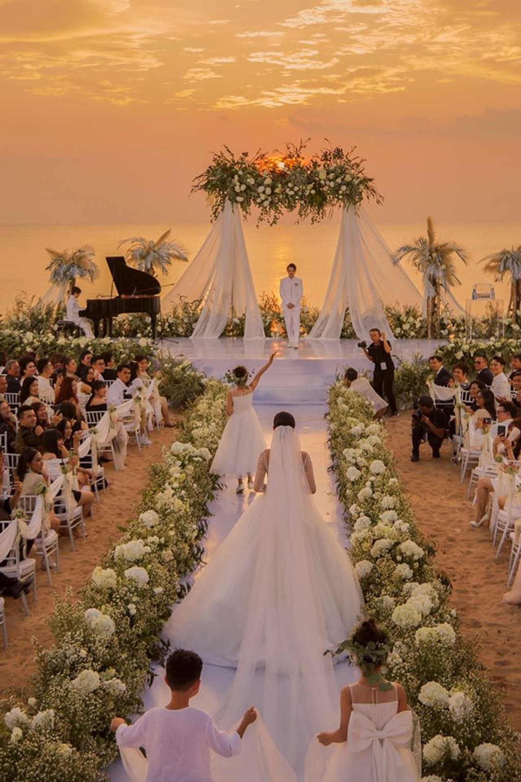 Đám cưới của Đông Nhi và Ông Cao Thắng được tổ chức ở Vinpearl Phú Quốc vào một chiều hoàng hôn lãng mạn.