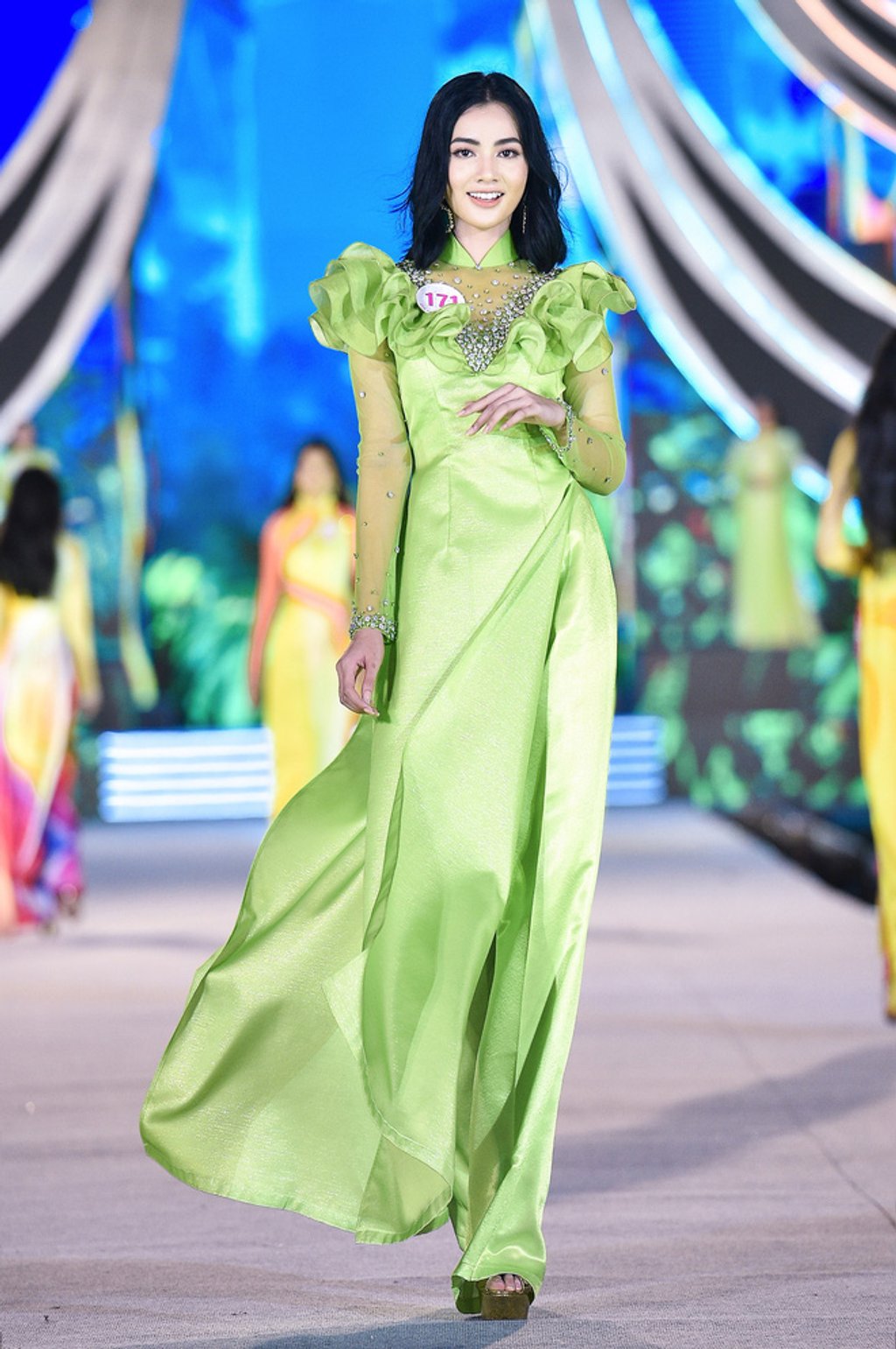 Trang phục gây tranh cãi của dàn thí sinh Hoa hậu Việt Nam 2020