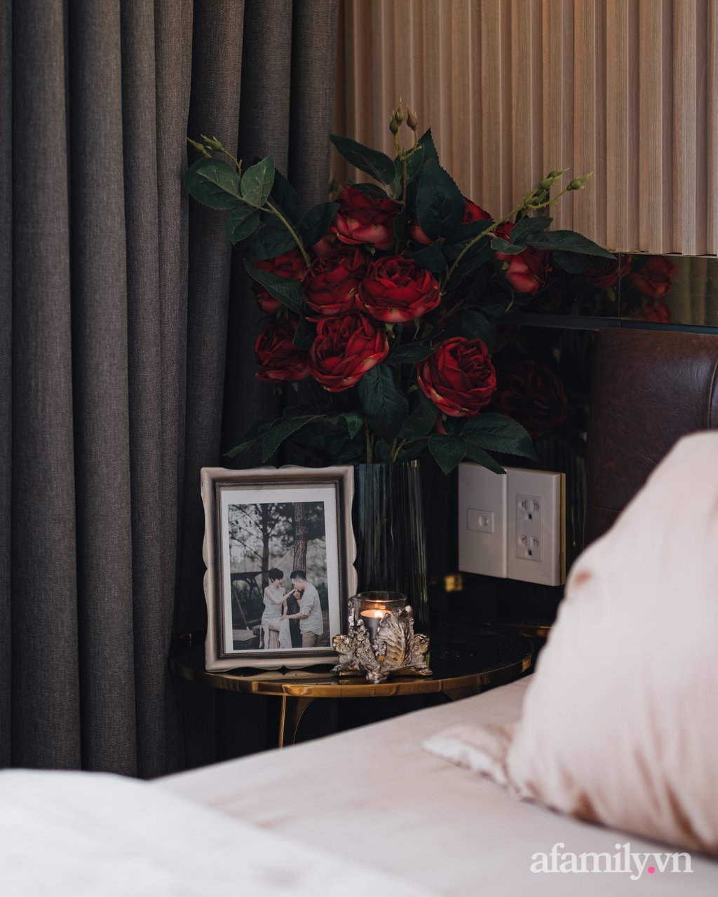 Tab đầu giường được đặt thêm hoa tươi mang đến vẻ đẹp ngọt ngào cho không gian nghỉ ngơi.