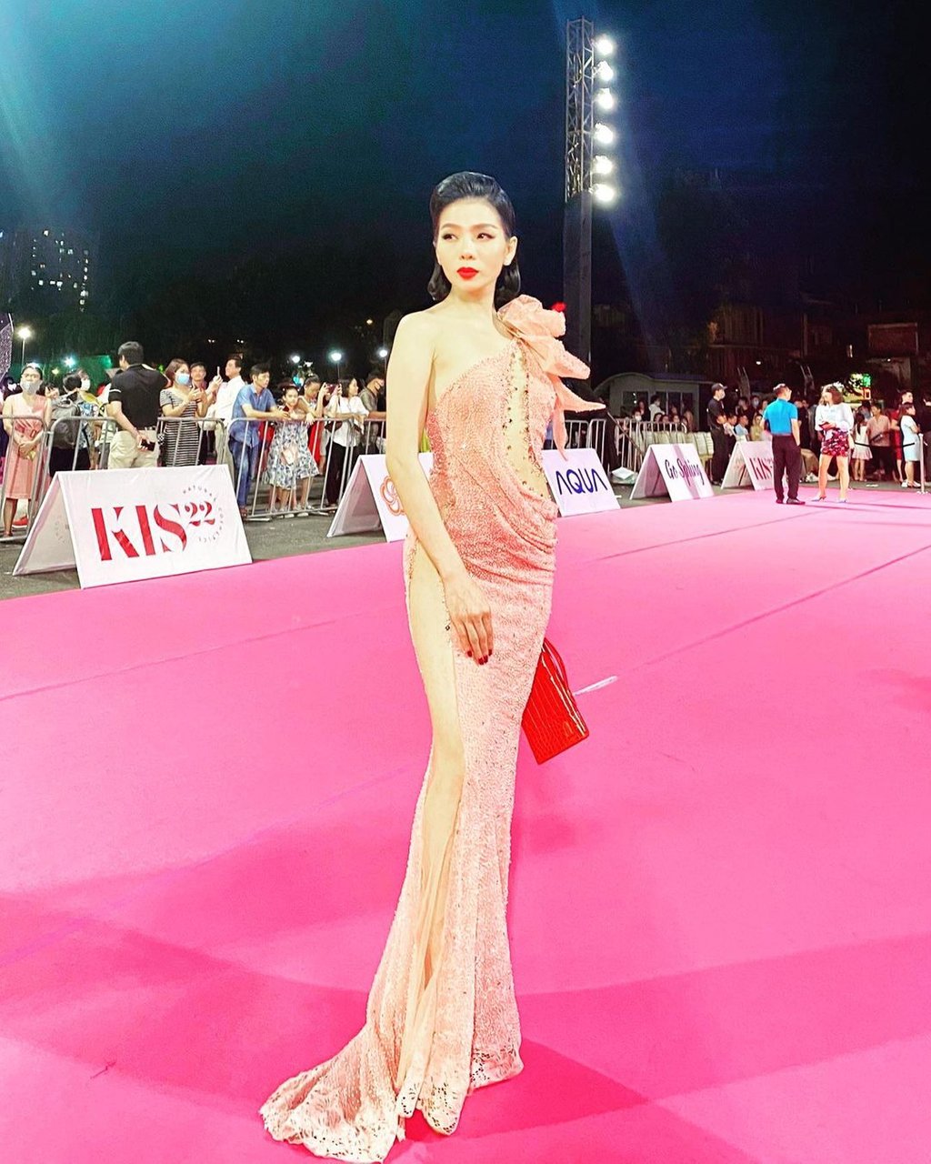 Xuất hiện tại đêm Chung kết Hoa hậu Việt Nam 2020, Lệ Quyên thiêu đốt thảm đỏ hôm ấy với bộ đầm cắt khoét hiểm hóc, chưa kể đường xẻ cao đến tận hông phô diễn trọn vẹn đôi chân, và cảm giác như nếu không cẩn thận thì có thể gặp sự cố bất kỳ lúc nào.