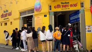 Hay tin bức tường vàng nổi tiếng của tiệm bánh Cối Xay Gió sắp ngừng hoạt động, khách du lịch kéo nhau đến chụp ảnh kỉ niệm đông nghẹt
