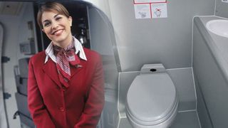 Tiếp viên hàng không tiết lộ "thời điểm vàng" để đi vệ sinh trên máy bay khiến ai nấy ngã ngửa, hóa ra chẳng phải "cứ buồn là xả"