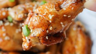 Gà rán mật ong Hàn Quốc và tuyệt chiêu rán gà mà không hề dính dầu ăn