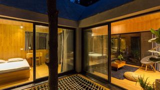 Ngôi nhà nhỏ 40m² chênh vênh trên núi "tắm" trọn ánh nắng và bóng cây ở ngoại ô Hà Nội