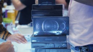 Nhiều iPhone bán tại Việt Nam bắt đầu bị bỏ tai nghe và củ sạc
