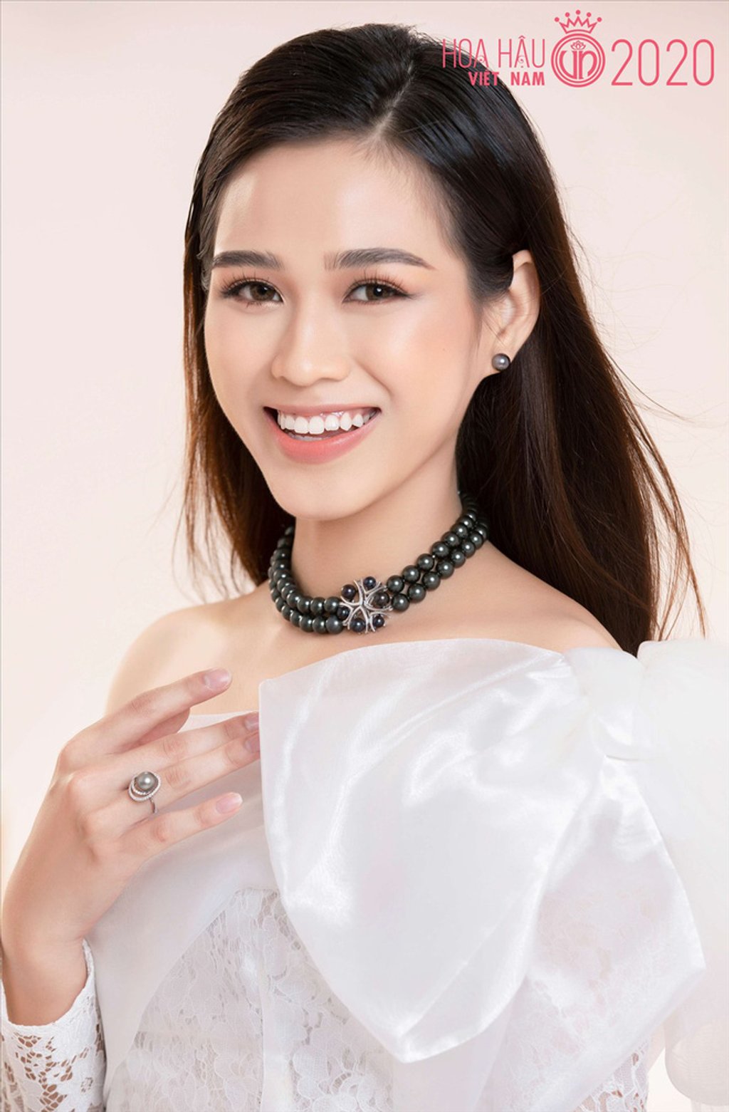 Trước khi đăng quang Hoa hậu Việt Nam 2020, Đỗ Thị Hà chuộng tone màu son đỏ, hồng hoặc hồng cam nhằm tôn vinh làn da sáng mịn