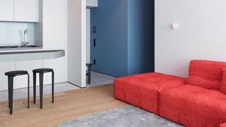 Vỏn vẹn 64m² nhưng căn hộ nhỏ này gây ấn tượng mạnh về mặt thị giác với hai gam màu đỏ - xanh rực rỡ