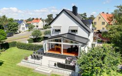 Ngôi nhà màu trắng mang nắng ngập tràn được thiết kế theo phong cách Bắc Âu nổi bật bên vườn cây xanh mát