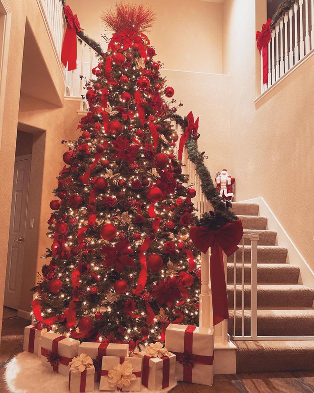 Bàn ăn ấm cúng cùng cây thông đỏ rực trong biệt thự nhà Hoa hậu Phạm Hương tại Mỹ trong mùa Giáng sinh 2020.
