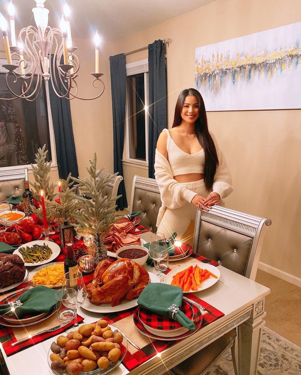 Bàn ăn ấm cúng cùng cây thông đỏ rực trong biệt thự nhà Hoa hậu Phạm Hương tại Mỹ trong mùa Giáng sinh 2020.