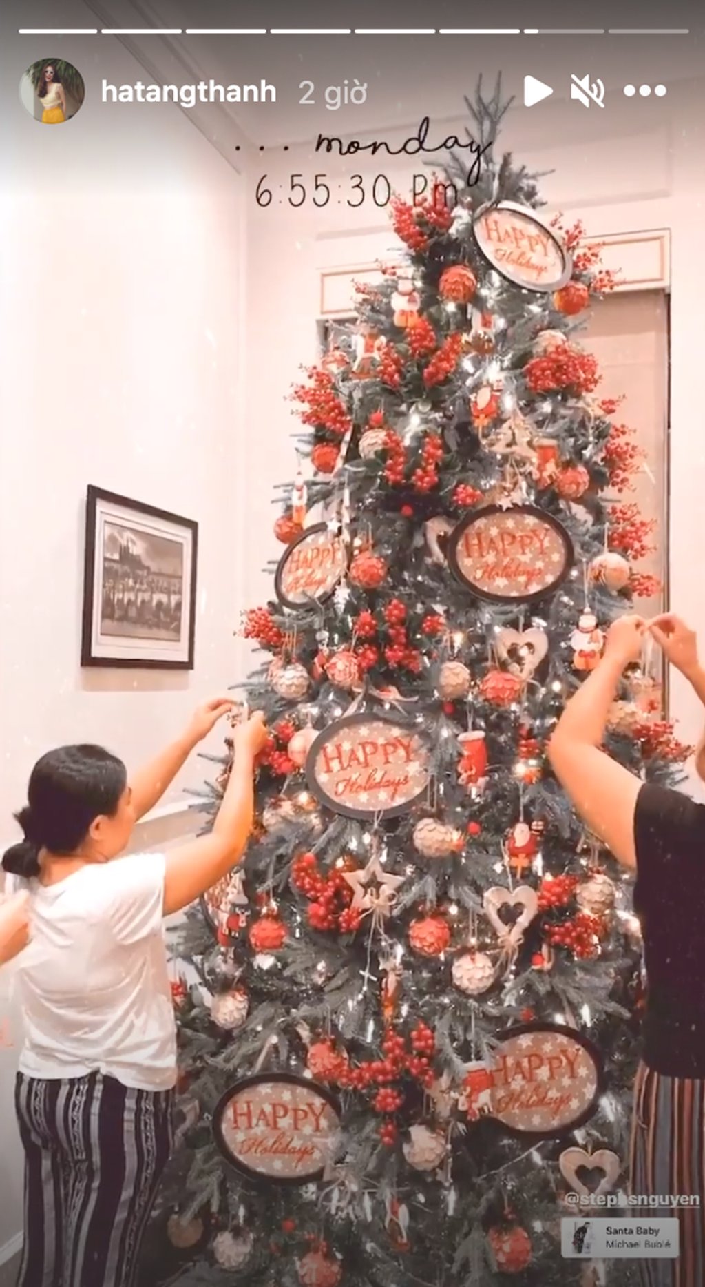 Mới đây, trên Instagram cá nhân, Tăng Thanh Hà cũng háo hức khoe một góc không gian phòng khách tone trắng - đen mới được trang trí trong mùa giáng sinh với cây thông cực hoành tráng.