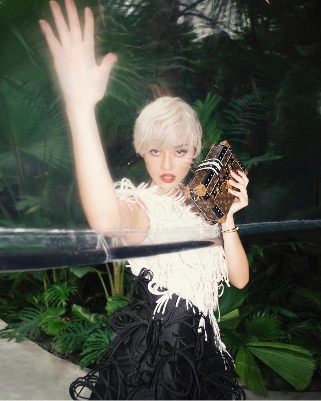 Trước đó, fashionista Khánh Linh cũng từng diện thiết kế này của NTK Công Trí trong một bộ ảnh thời trang.