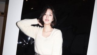 Chiếc áo len dù đơn giản đến mấy cũng hóa mới mẻ và trendy khi “vào tay” các sao nữ xứ Hàn