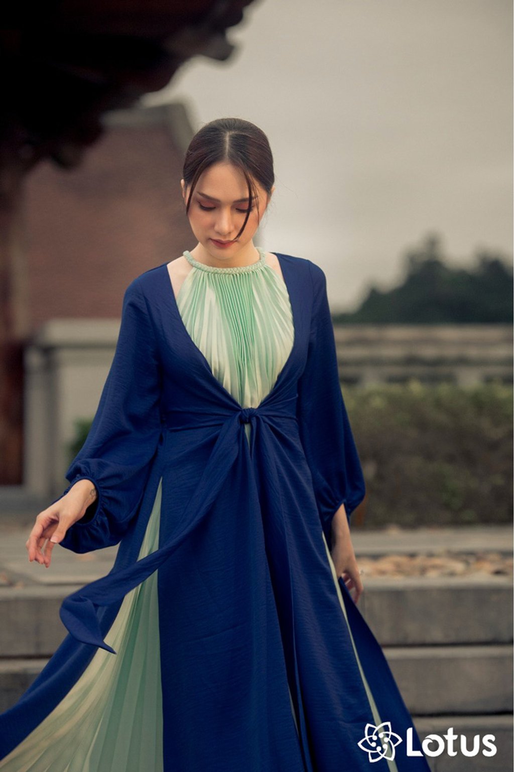 Bộ váy tứ thân kết hợp giữa gam màu xanh thiên thanh và xanh lam mang đến cho Hương Giang vẻ đẹp nhẹ nhàng và sang chảnh