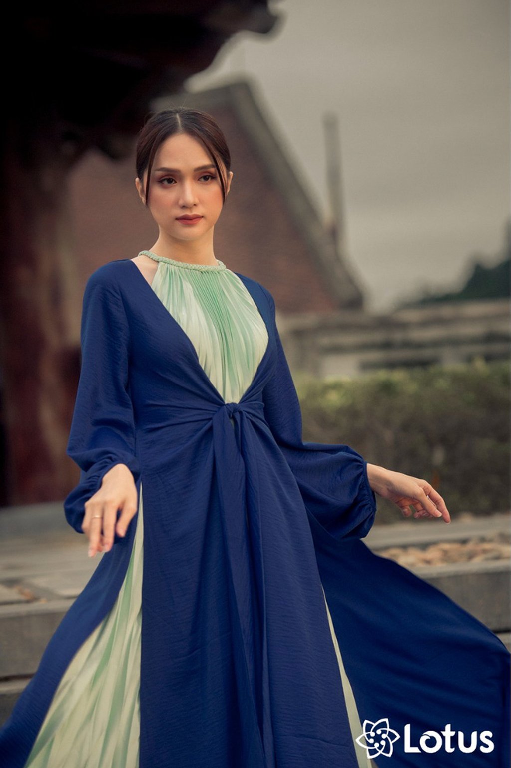 Bộ váy tứ thân kết hợp giữa gam màu xanh thiên thanh và xanh lam mang đến cho Hương Giang vẻ đẹp nhẹ nhàng và sang chảnh