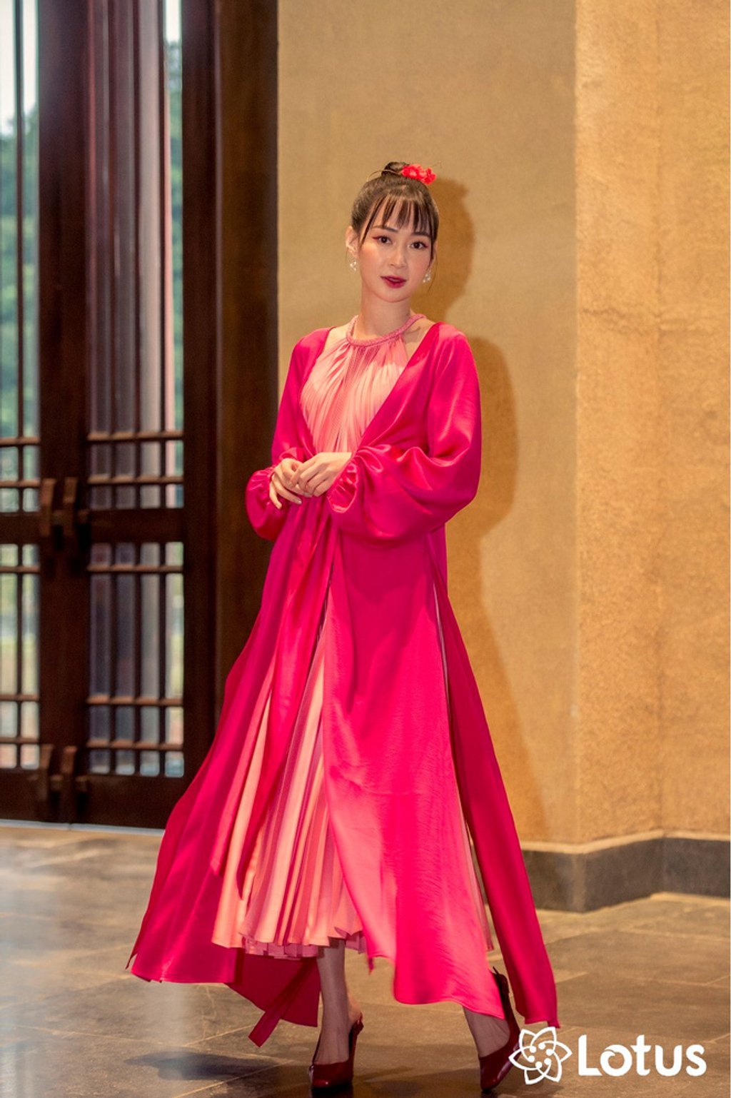 Sun Ht hóa thân thành cô thôn nữ xinh đẹp ngọt ngào trong bộ váy tứ thân màu hồng pha đỏ