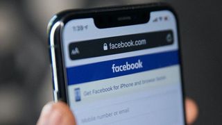 Tim Cook chỉ trích chiến dịch bảo vệ các doanh nghiệp nhỏ của Facebook