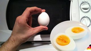 Luộc trứng bằng lò vi sóng, tưởng đùa nhưng hoàn toàn khả thi nếu các chị em làm theo cách đơn giản này
