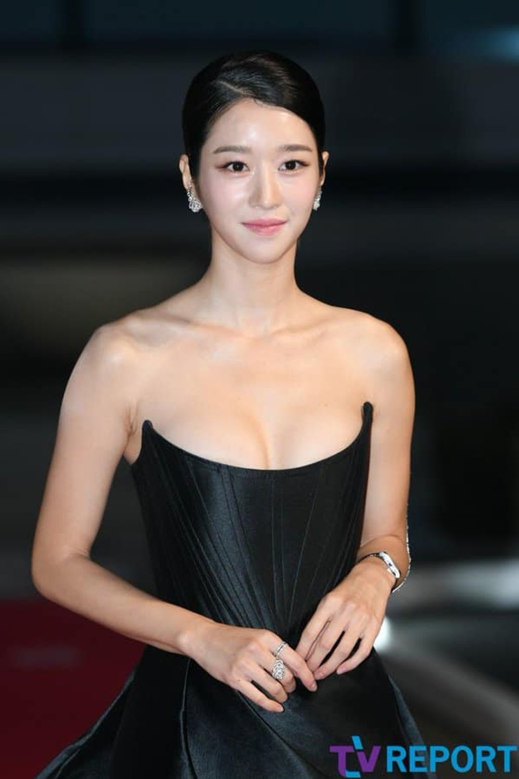 Bộ đầm mà Seo Ye Ji mặc ngay lập tức gây bão truyền thông quốc tế và từ sau đó có rất nhiều 