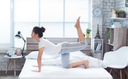 10 bài tập thể dục trên giường bạn có thể thực hiện mỗi sáng