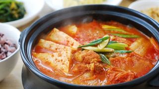 Mách chị em cách nấu một loại canh chuẩn đét như trong phim Hàn Quốc: Ăn đến đâu ấm đến đấy, xì xụp khi trời lạnh thì tuyệt cú mèo!