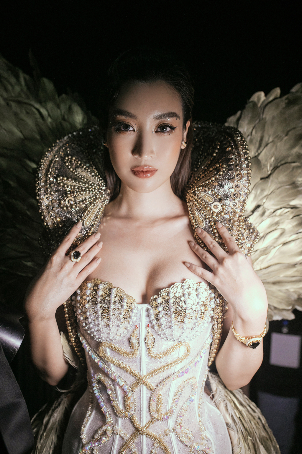 Tại show diễn của NTK Đỗ Long, HH Đỗ Mỹ Linh xuất hiện với hình ảnh hoàn toàn khác biệt so với phong cách thường ngày của cô.