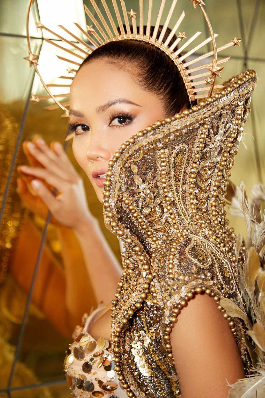 Thiết kế tôn vòng 1 căng đầy và body đẹp như tạc của Hoa hậu H'Hen Niê. Layout trang điểm của cô cũng xuất sắc với những nhấn nhá cực match với bộ cánh vương giả này.