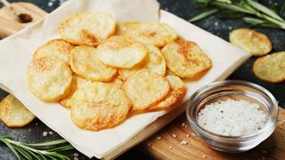 Hóa ra bí kíp làm snack khoai tây chiên phô mai giòn rụm ngon khó cưỡng lại là thứ nguyên liệu mà nhà ai cũng có