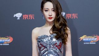 Không xuống dốc như Dương Mịch, Nhiệt Ba duy trì phong độ mặc đẹp, liên tục khiến netizen dậy sóng vì style thảm đỏ như công chúa