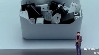 Cùng bỏ củ sạc bảo vệ môi trường giống Apple, nhưng Xiaomi mới là người làm đúng