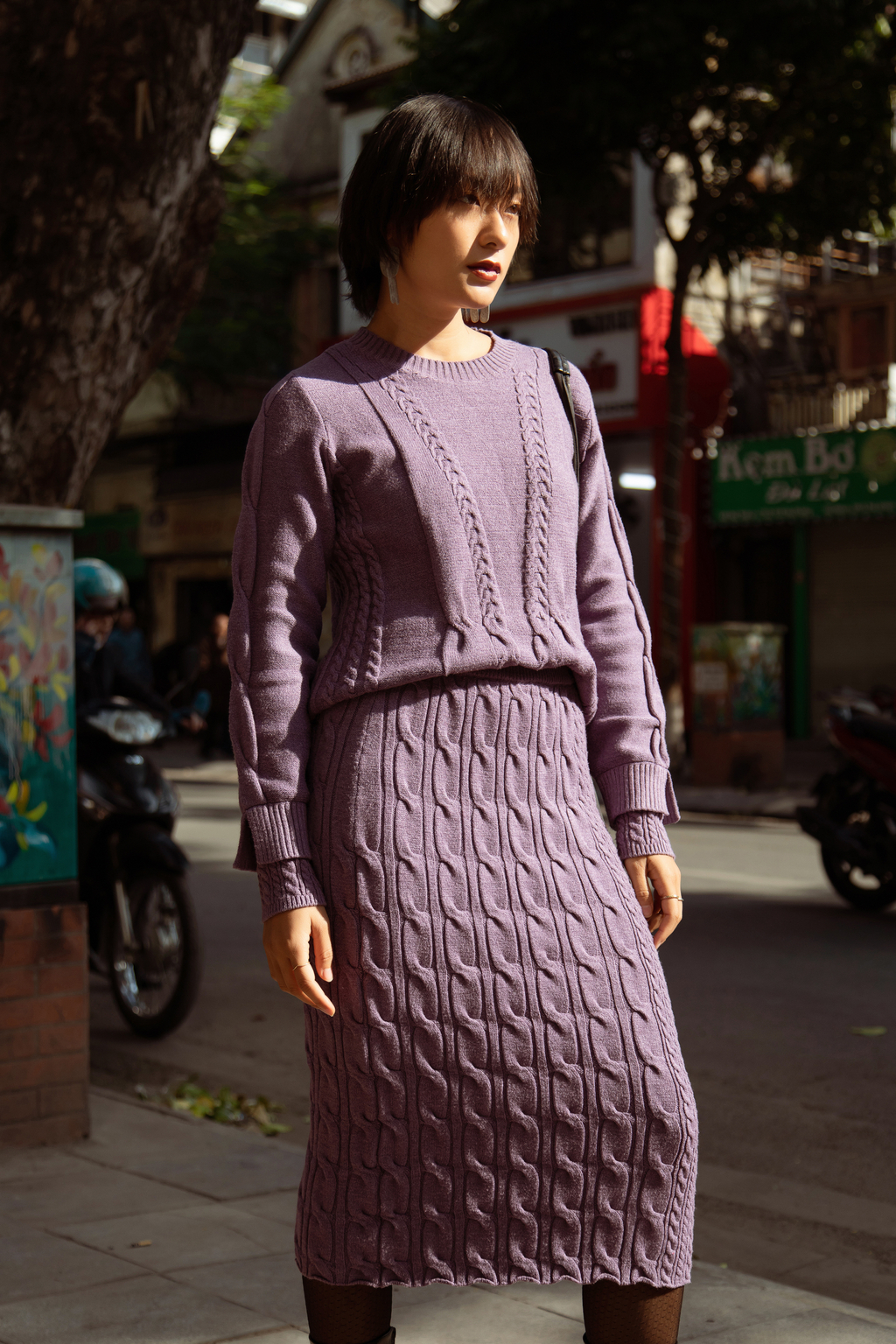 Người mẫu Hồ Thu Anh diện váy dệt kim màu tím ấn tượng xuống phố. Sự kết hợp giữa váy hoa, áo khoác màu be cũng mang đến diện mạo thu hút cho cô. Một số người mẫu có tiếng ở Hà Nội cũng có mặt để chia vui với NTK Đỗ Mạnh Cường.