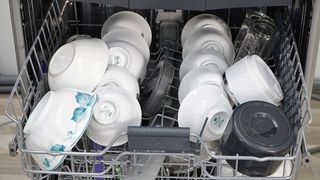 Trải nghiệm máy rửa bát Beko DFN28422X: rửa nhiều và rất sạch, lắp độc lập như máy giặt