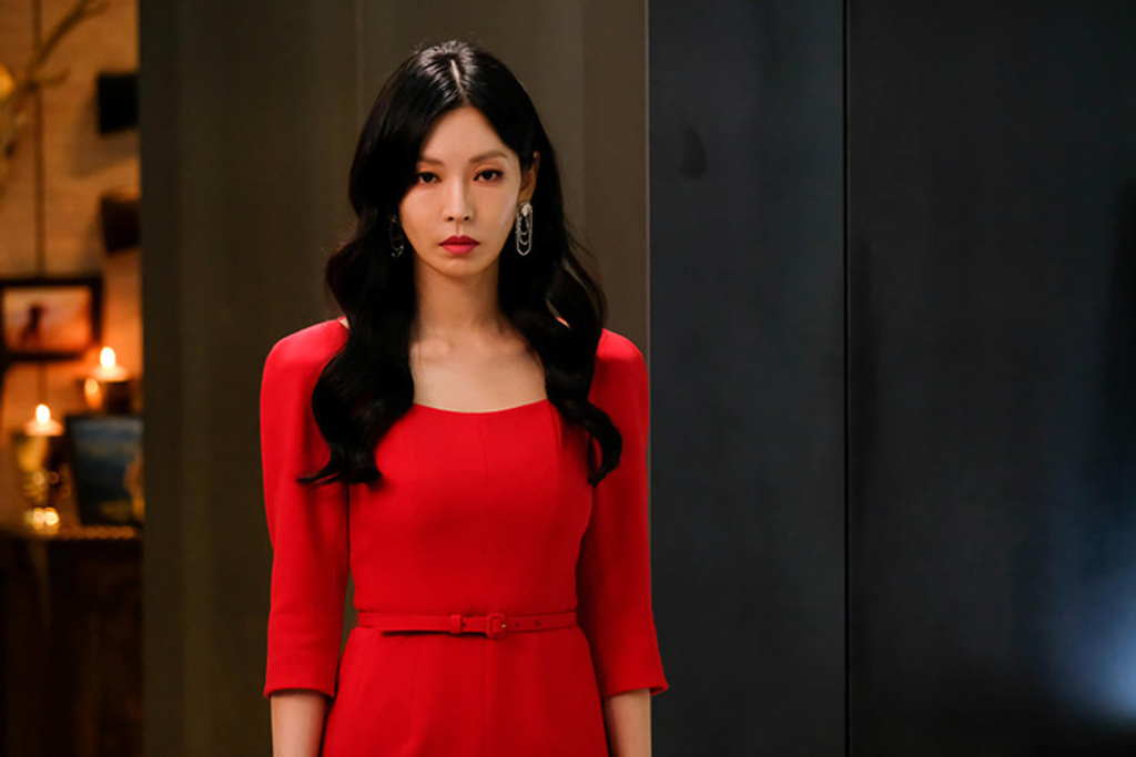 Các trang phục của “ác nữ” Cheon Seo Jin cũng được thiết kế rất cầu kỳ và chủ yếu thuộc gam màu đen hoặc đỏ nhằm tạo nên phong thái quyền lực và giàu sang
